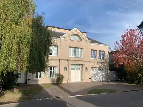 Casa en Venta con 2 cocheras