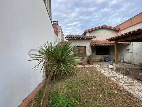 CASA EN VENTA 3 AMBIENTES CON JARDIN EN LANÚS ESTE SOBRE LOTE 416 M2 APTO CRÉDIT