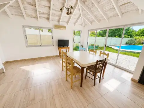 Casa 4 ambientes con 2 baños