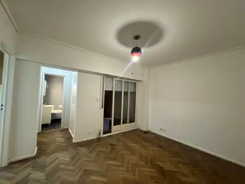 Departamento de 2 ambientes en inmejorable ubicación. PB lateral con patio.