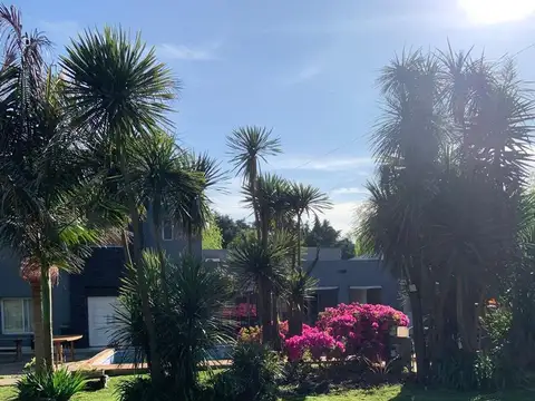 Casa en Alquiler con 3 cocheras