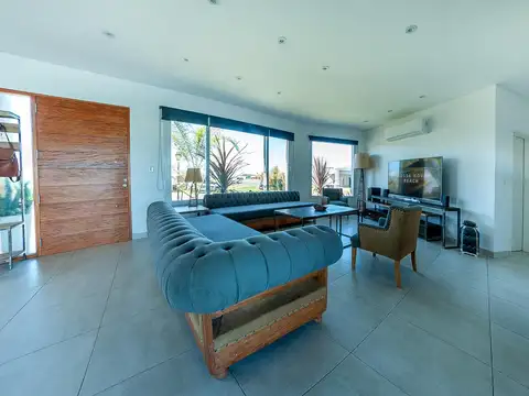 Casa en Alquiler con 2 cocheras