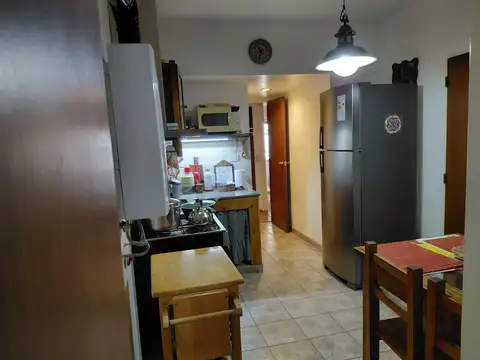 3 ambientes c/ dependencia al frente con balcón corrido