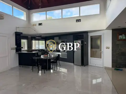 Casa en Alquiler con 2 cocheras