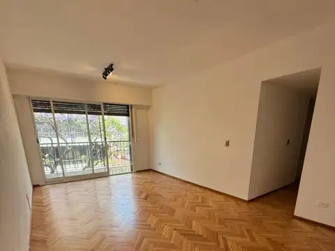 3 Ambientes – Al Frente – Balcón Corrido – Excelente