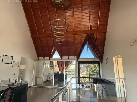 Casa 4 ambientes desarrollada en dos plantas con pileta en venta - Barrio Privado Los Ombúes