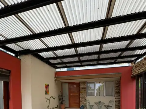 Casa 4 ambientes con 2 baños