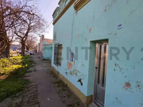 EN VENTA CASA A RECICLAR CON AMPLIO TERRENO COMERCIAL - CENTRO CAÑADA DE GÓMEZ - SOBRE RUTA 9