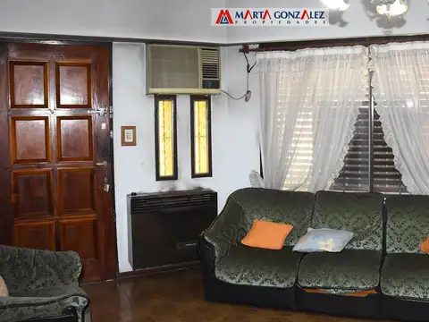 Casa 4 ambientes con 2 baños