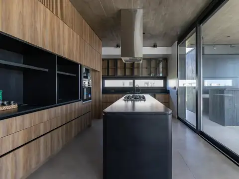 Casa 9 ambientes con 7 baños