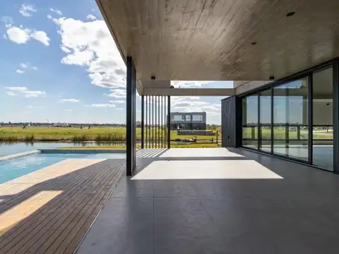 Espectacular casa al lago con cuatro dormitorios en suite en la planta alta