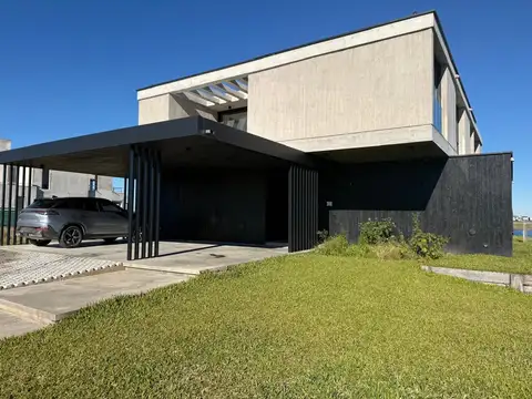 Casa al lago con cuatro dormitorios en suite Puertos