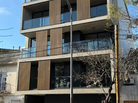 Semipiso de 3 ambientes de categoría, a estrenar, balcón aterrazado y cochera.