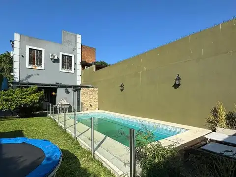 Casa 4 ambientes con cochera en VENTA - Temperley Este
