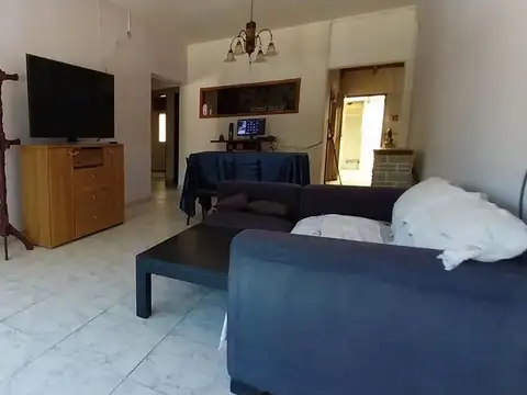 Casa 3 ambientes en venta Villa Elvira, cochera.