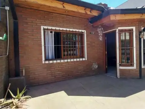 Casa 3 ambientes en venta Villa Elvira, cochera.