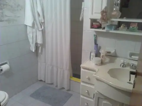 Duplex 3 ambientes con patio y entrada de auto