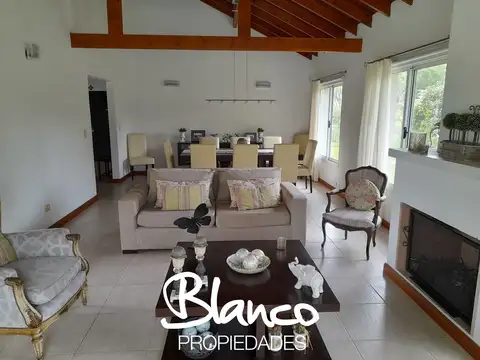 Casa 4 ambientes con 2 baños