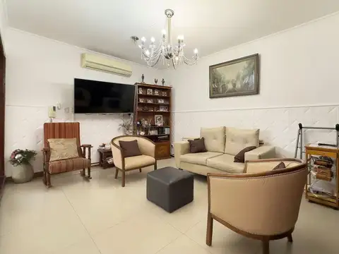 Casa 8 ambientes con 3 baños