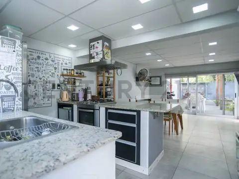 Casa en Venta con 2 cocheras