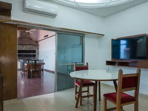 VENTA CASA 4 AMB CON COCHERA, PATIO Y QUINCHO