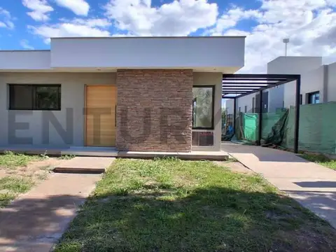 Casa 4 ambientes con 2 baños