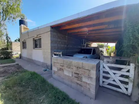 Financio Coronel Domínguez. Casa con pileta y quincho y oficina 2 locales comerciales y huerta