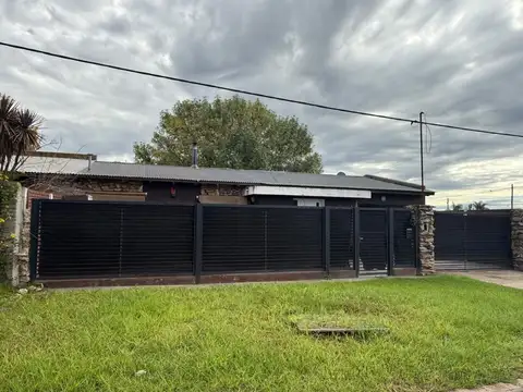 CASA EN VENTA , ubicada en Coronel Dominguez.