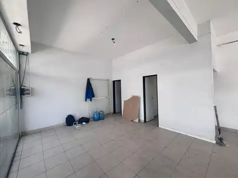 LOCAL MB en esquina c/Exc.vidriera en pleno centro 62m2 aprox y 2 baños, consulte!