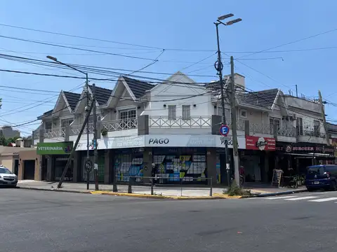 LOCAL MB en esquina c/Exc.vidriera en pleno centro 62m2 aprox y 2 baños, consulte!