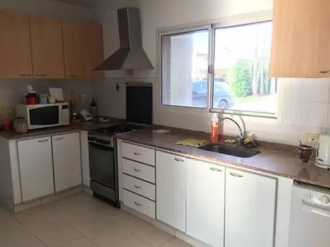 Casa 8 ambientes con 4 baños