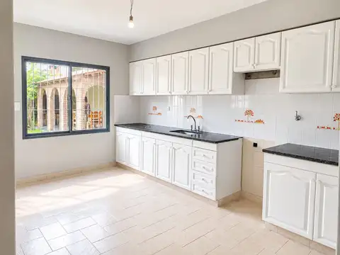 VENTA CASA 4 AMBIENTES COCHERA JARDIN PARRILLA
