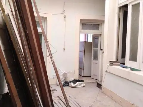 Lote en Esquina con Local + Departamento. Gran Potencial Constructivo
