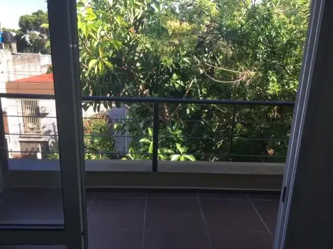 1 amb. al frente con balcón. sin expensas