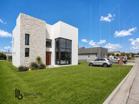 Casa 4 ambientes con 3 baños