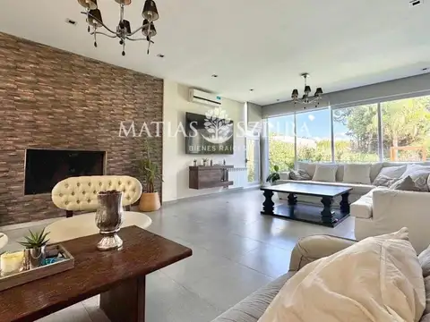 Casa en Venta con 2 cocheras