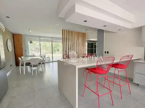 Casa en Venta con 2 cocheras