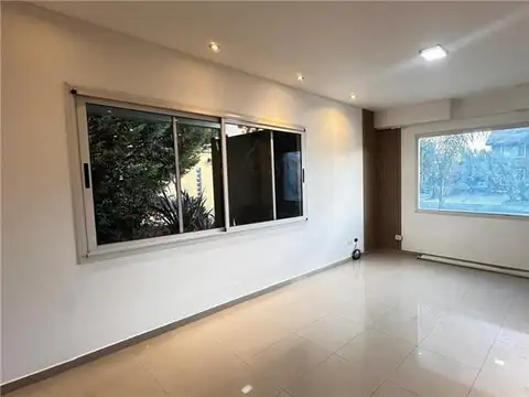 Casa en Alquiler con 2 cocheras