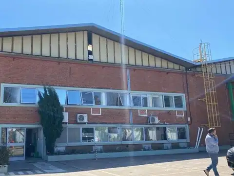 Excelente deposito en alquiler sobre Roca de 4500 m2 cub totales y 3500 m2 de Playa Maniobras
