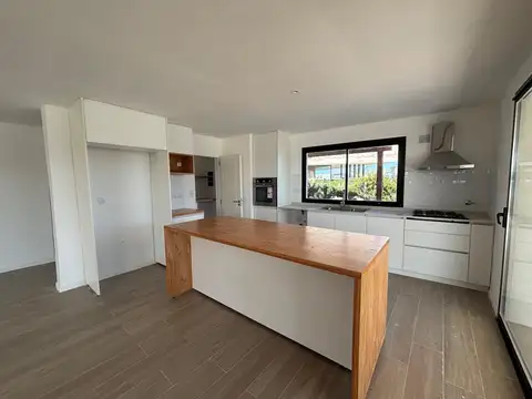 Casa en Venta con 4 cocheras