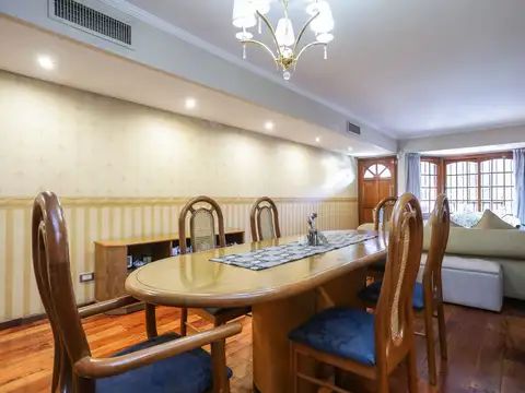 Casa en Venta con 3 cocheras