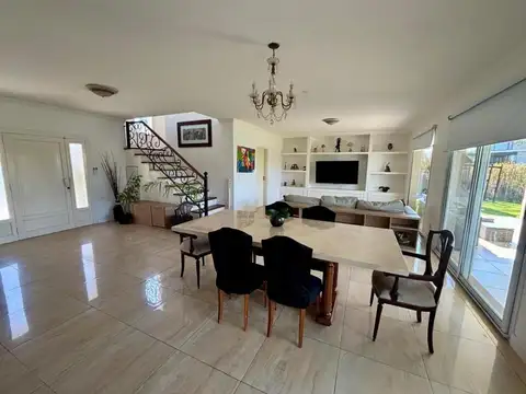 Casa 5 ambientes con 4 baños