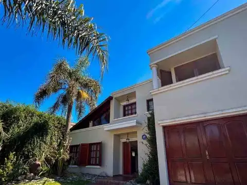 Venta Casa Arguello 3 Dorm y Pileta Zona Colegios