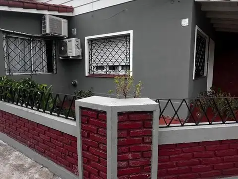 Casa 4 ambientes con cochera cubierta p/ 2 autos