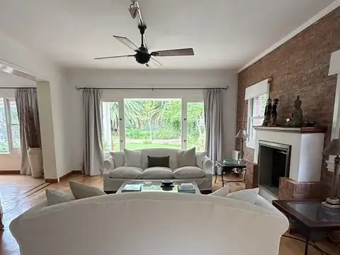 Casa 8 ambientes con 4 baños