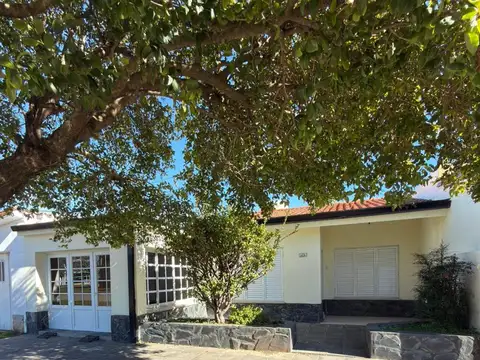VENTA CASA A DOS CUADRAS DE LA PLAZA EN PILAR