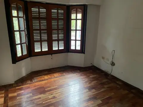 Casa en Alquiler con 3 cocheras