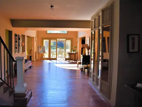 Casa en Alquiler con 4 cocheras