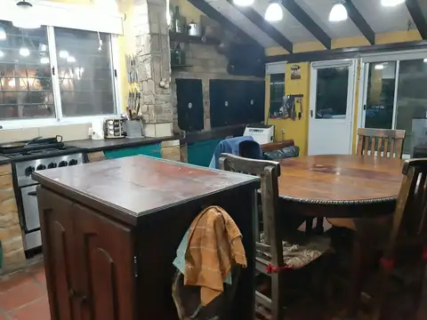 Casa 4 ambientes con 2 baños
