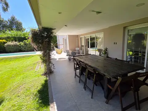 Casa en Venta con 2 cocheras